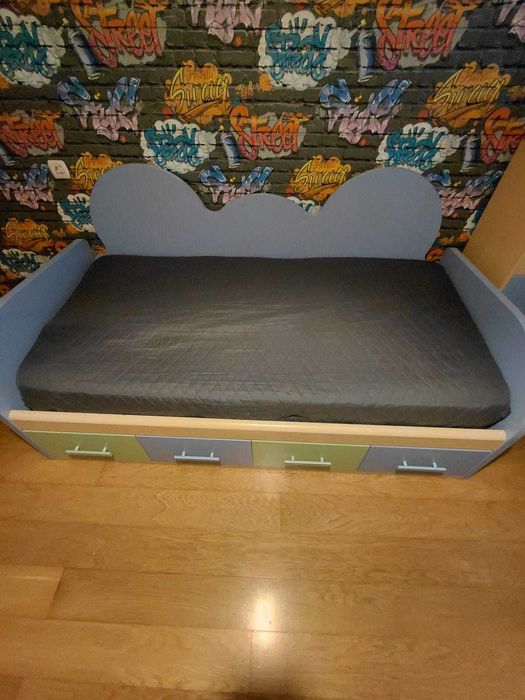 Cama com gavetas de arrumação