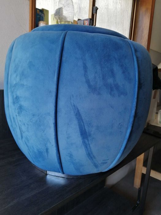 Pouf azul em veludo