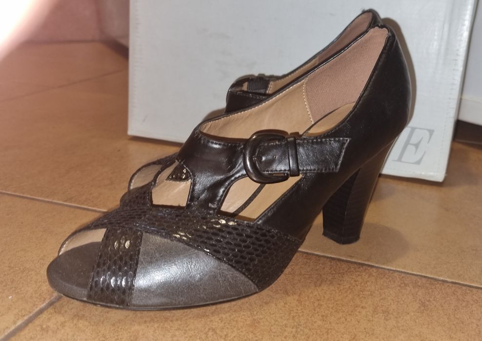 Buty na obcasie z odkrytymi palcami