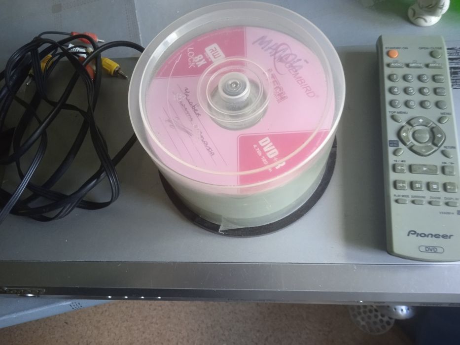 Продам DVD-плеер Pioneer 585-A,в отличном состоянии,с набором дисков (46 дисков с фильмами).