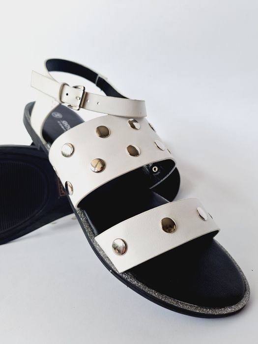 Sandały Goodin, białe płaskie, ćwieki, rozmiar 38 39