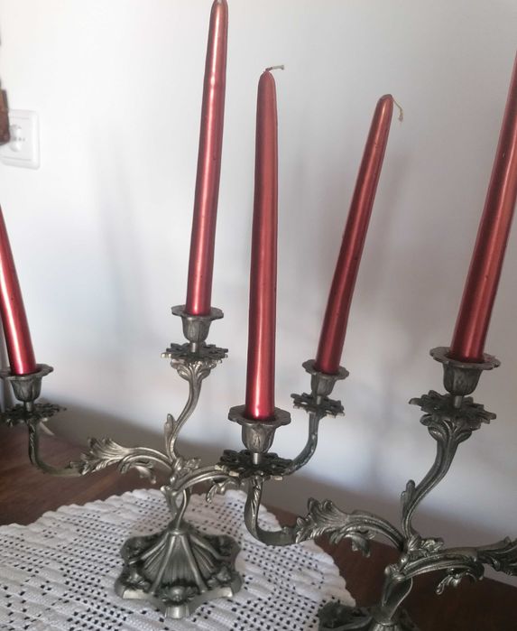Castiçal em metal, com velas novas, 2 un