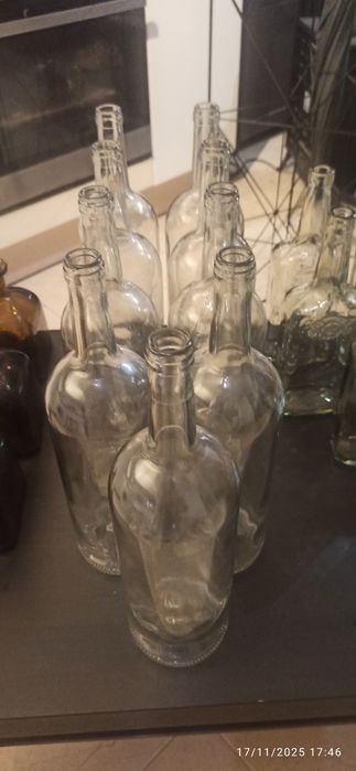 Várias garrafas/ frasco e copos de shot