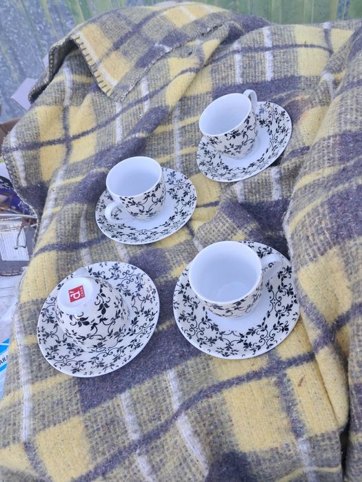 Quatro chavenas de café  com pires