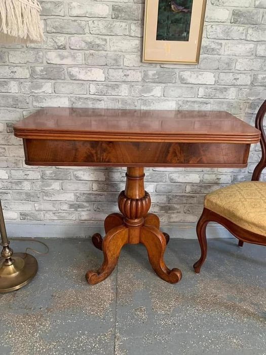 Stolik karciak, konsola