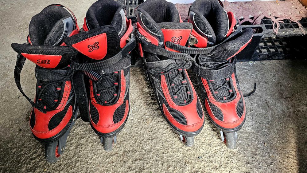 Vendo 2 pares de patins em linha.