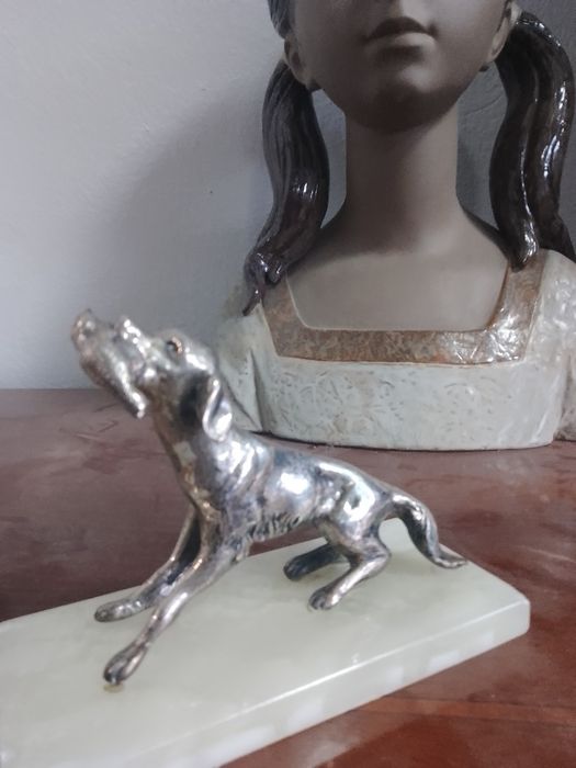 escultura de cachorro prateado
