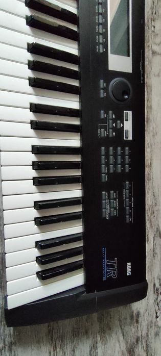 Korg Triton TR - 61 plus Twardy futerał