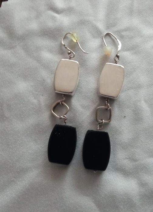 Brincos em prata, com pedras Onix preta