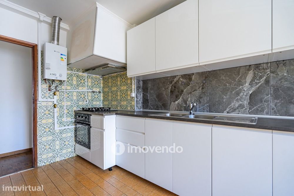 Apartamento T2, com boa luz natural, em Odivelas