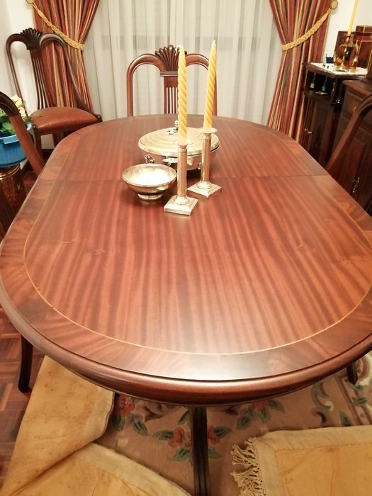 Mesa de sala de jantar oval