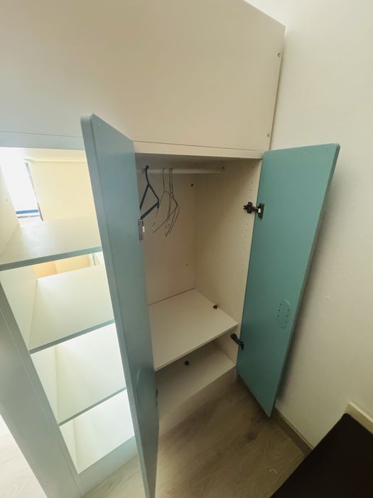 Cama alta com secreatria e roupeiro como nova