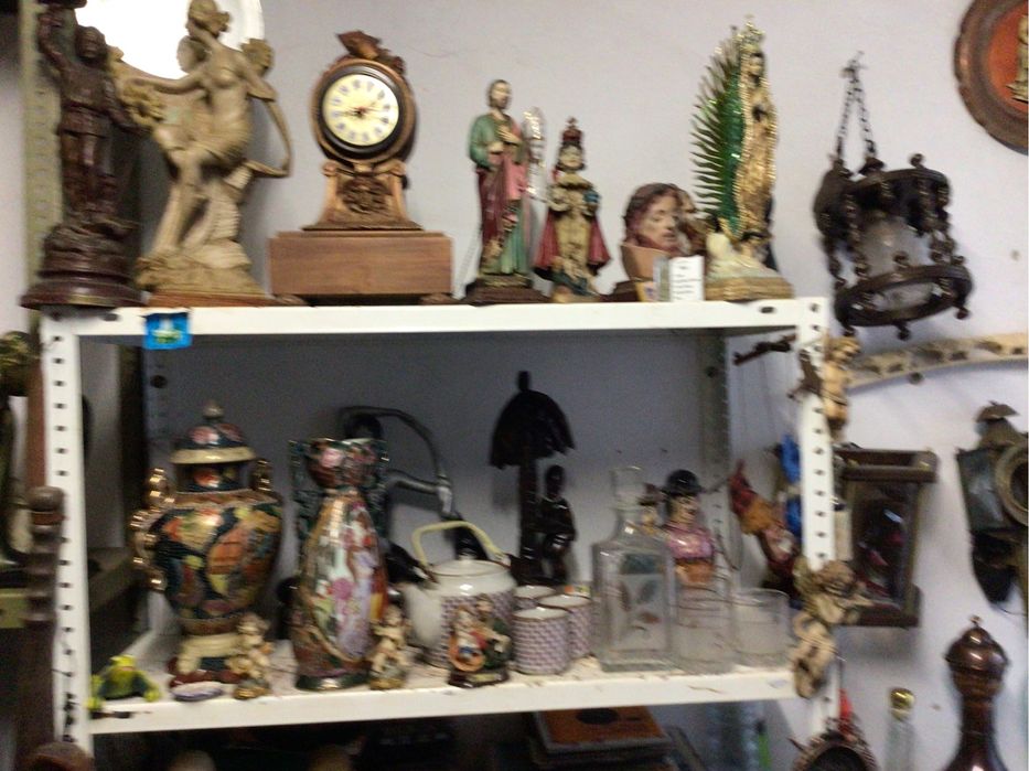 Recheio de antiguidades e velharias para venda