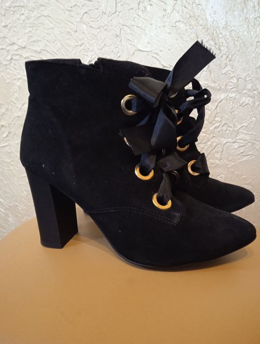 Czarne zamszowe botki