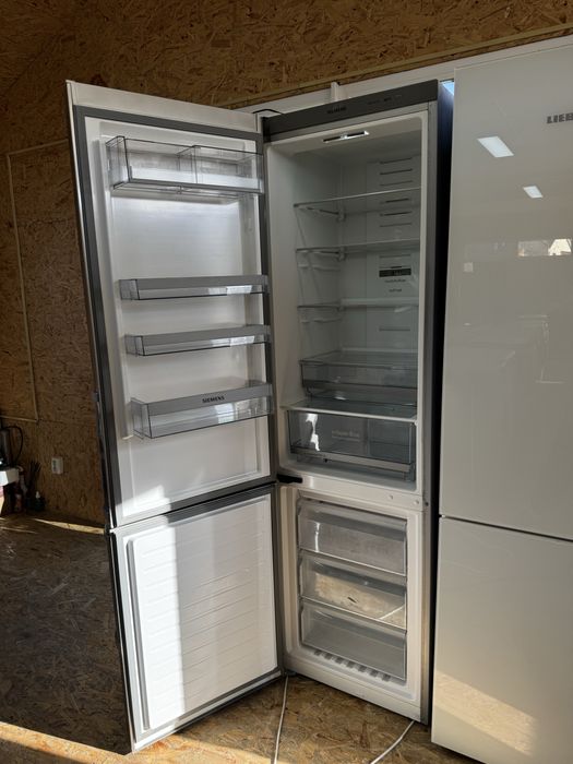 Двохметровий, NoFrost холодильник Siemens, привезений з Німеччини.