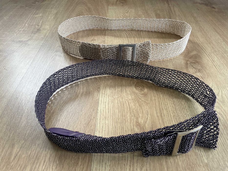 Dwa paski ze srebrną nitką i efektowną klamrą