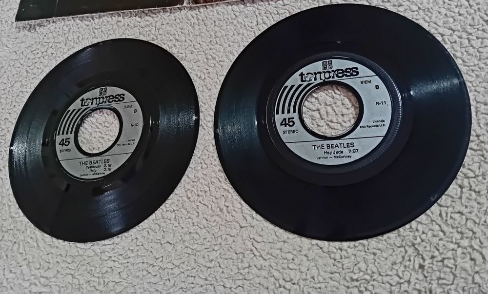 Plyty singlowe i 4 kasety The Beatles
