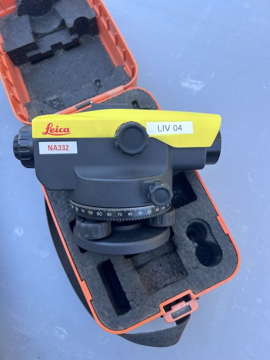 Оптический нивелир Leica NA332 в комплекте со штативом DeWALT DE0735