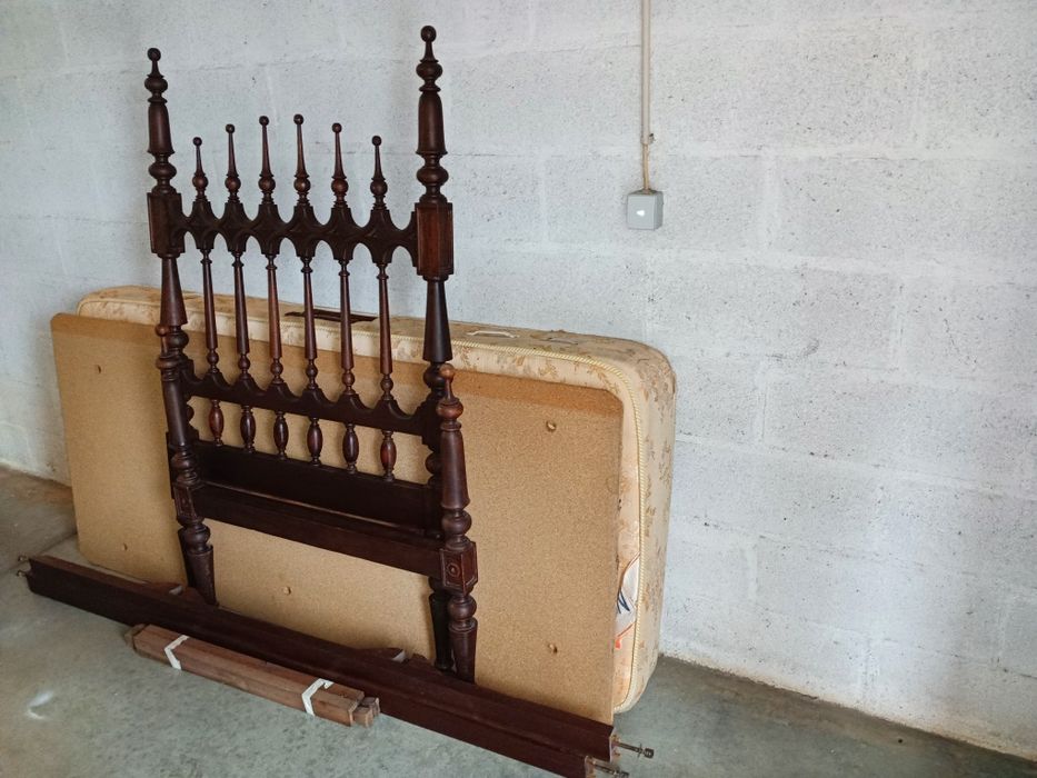 Cama de solteiro vintage com colchão ortopédico