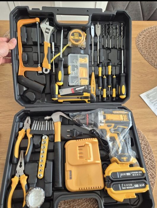 Kit aparafusadora  com funcao de impactocom ferramentas