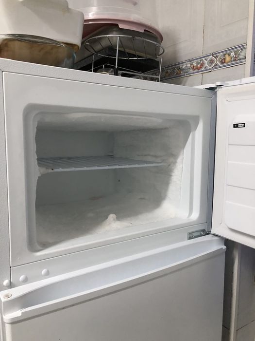 Frigorífico  com congelador Pequeno