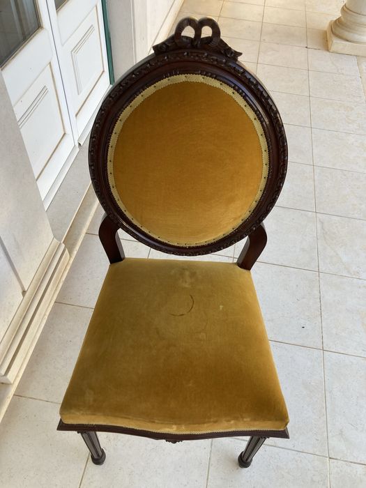 Cadeira de madeira e veludo- como nova