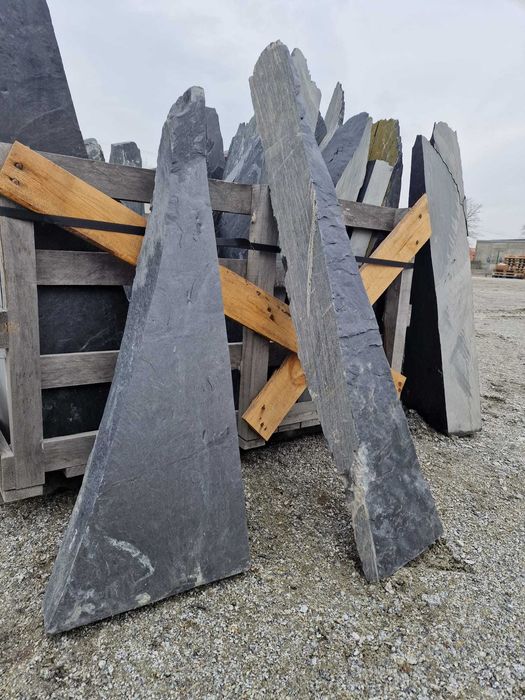 Czarny łupek monolit kamienny kamień naturalny gigant