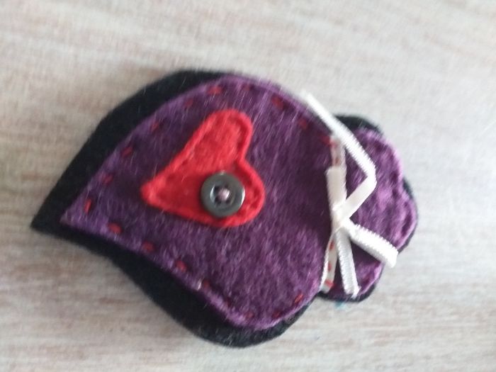 coração alfineteira de peito.