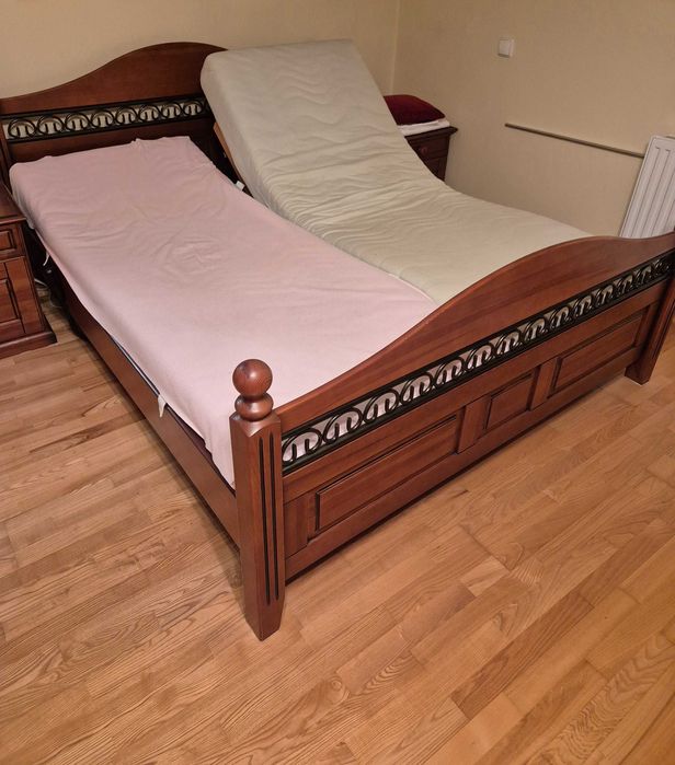 Elektryczne łóżko z medycznymi materacami