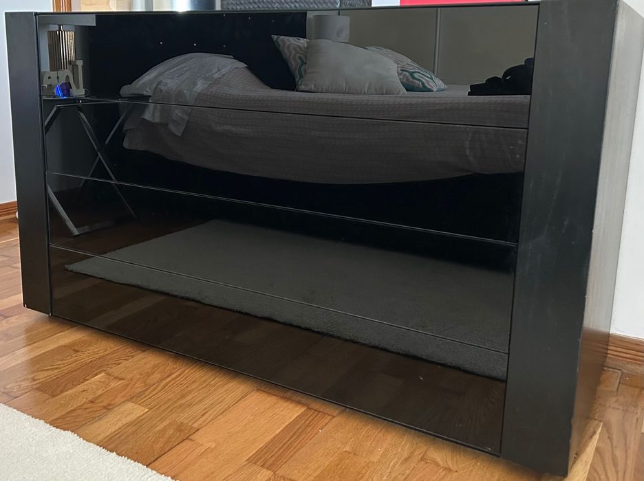 Cómoda em preto e com vidro
