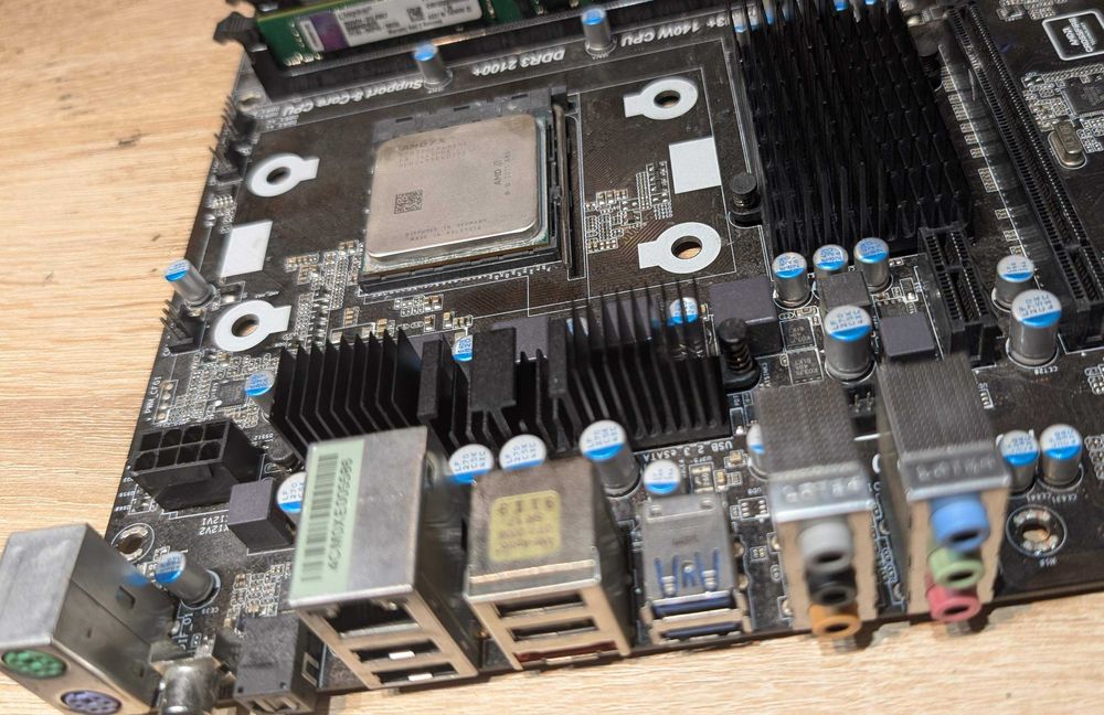 ASRock 970 Extreme3 +AMD FX 8320