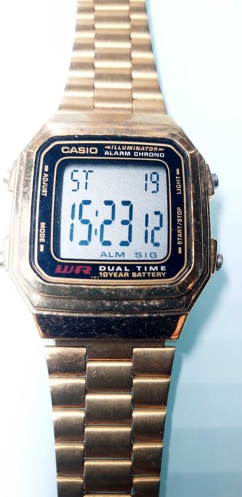 Relógio de puso dourado Casio Ler discrição.