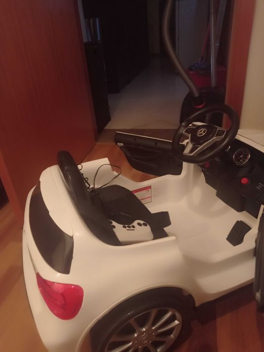 Carro infantil Mercedes AMG com bateria e comando