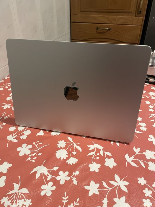 MacBook Air  M2 (13.6'' - Apple M2 GPU 8-core)
