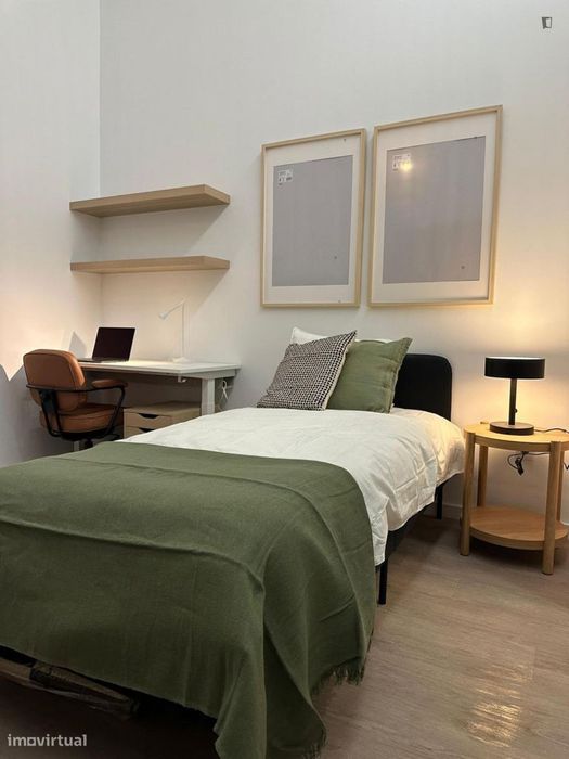 Quarto - localizado em São Sebastião Lisbon