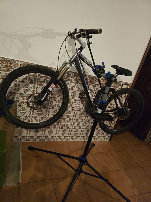 Bicicleta BTT Scott + suporte para reparação / manutenção