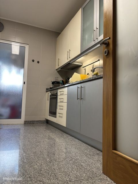 Excelente Apartamento T2 - Guardeiras, Maia - Garagem e Arrumos