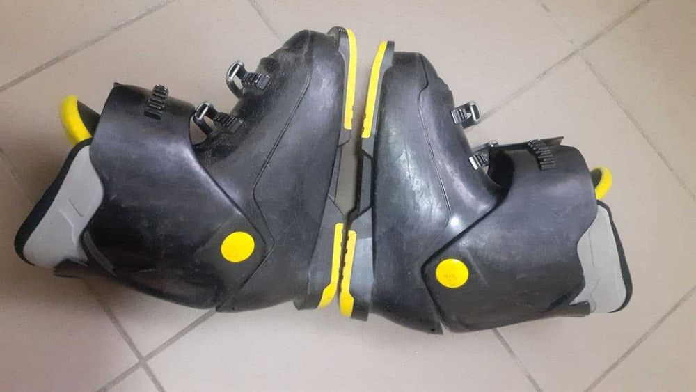 лыжные ботинки и палки