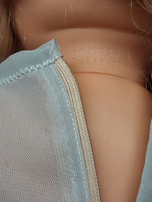 Linda Boneca em borracha da marca Famosa