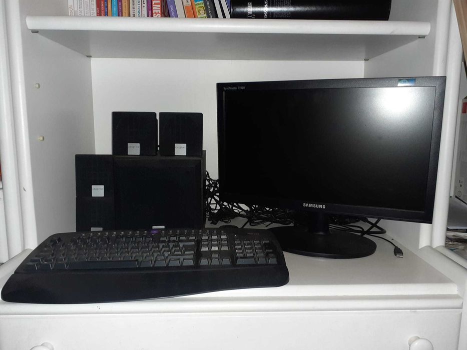 sistema de som CREATIVE 4.1 com 4 colunas + 1 Subwoofer