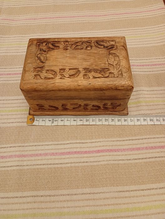 Szkatułka drewniana ręczne rzeźbiona