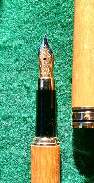 Conjunto de canetas em madeira