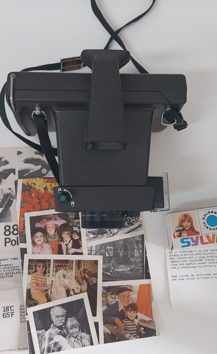Máquina fotográfica antiga Polaroid EE33