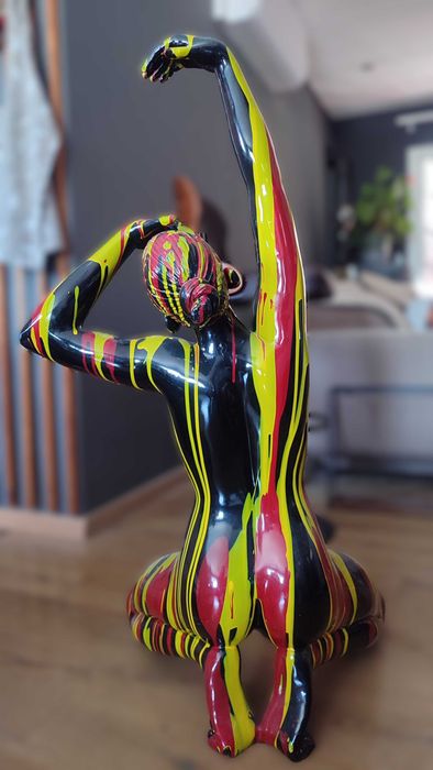 Figura feminina em pose artística