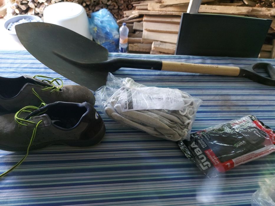 1 pá de construção 5 pares de luvas e 1 par de sapatos novos Robusta