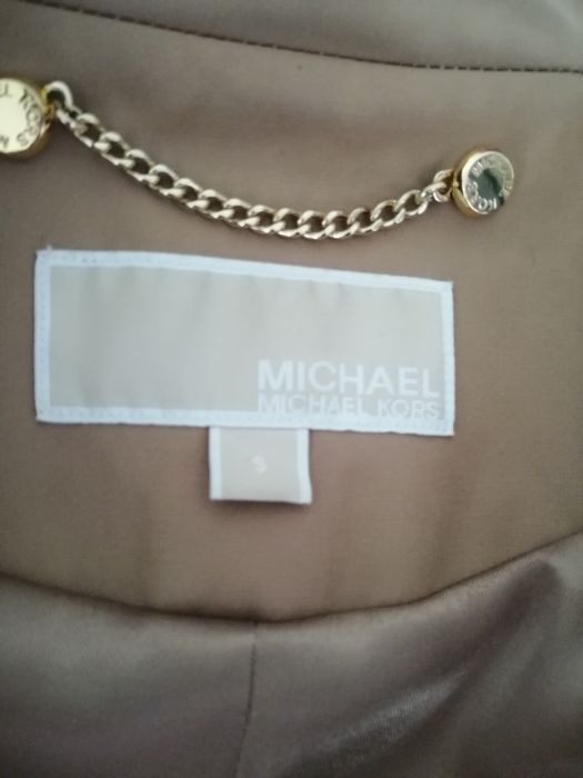 Klasyczny beżowy trencz Michael Kors złote guziki