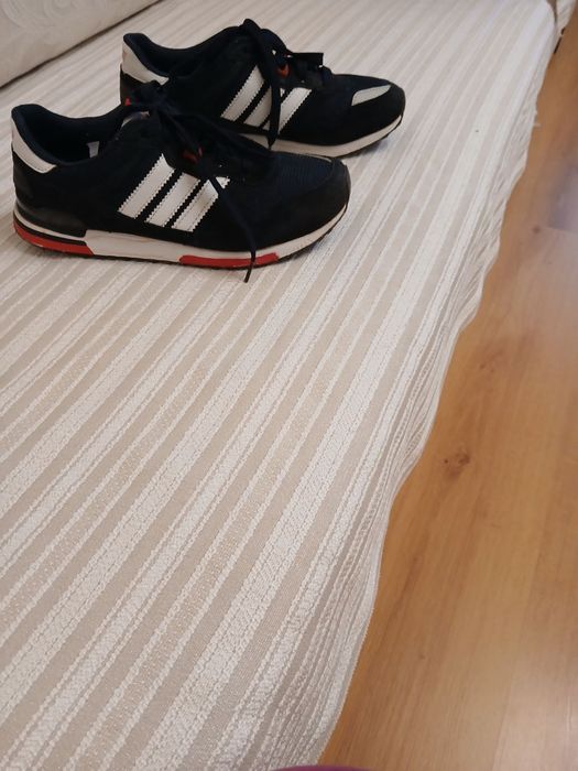 Продам кроссовки женские