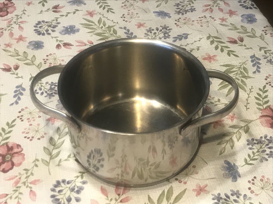 Mały metalowy garnek bez pokrywki (16 cm).