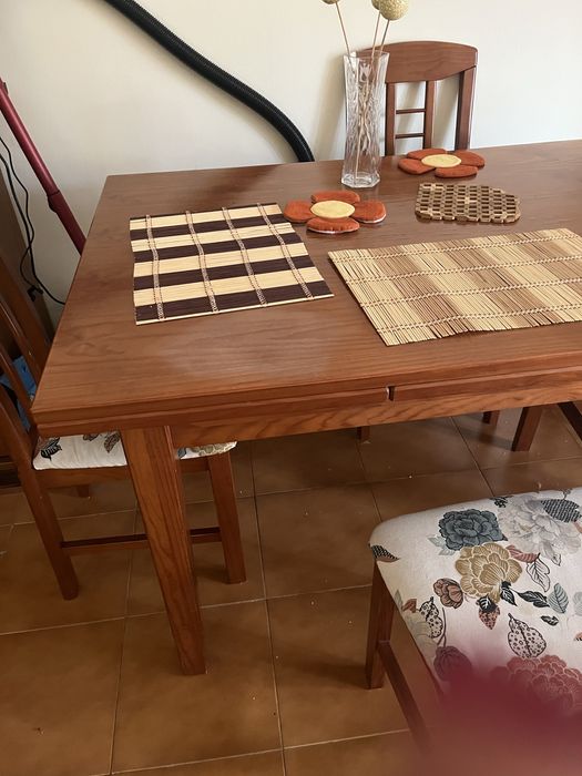 Mesa extensivel e 4 cadeiras