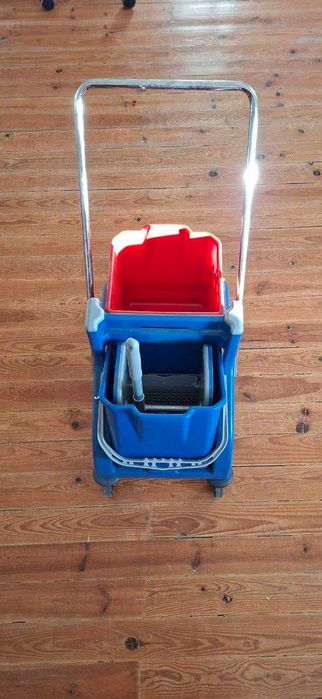 Carro de Limpeza com Dois Baldes e Espremedor - 2x18 Litros